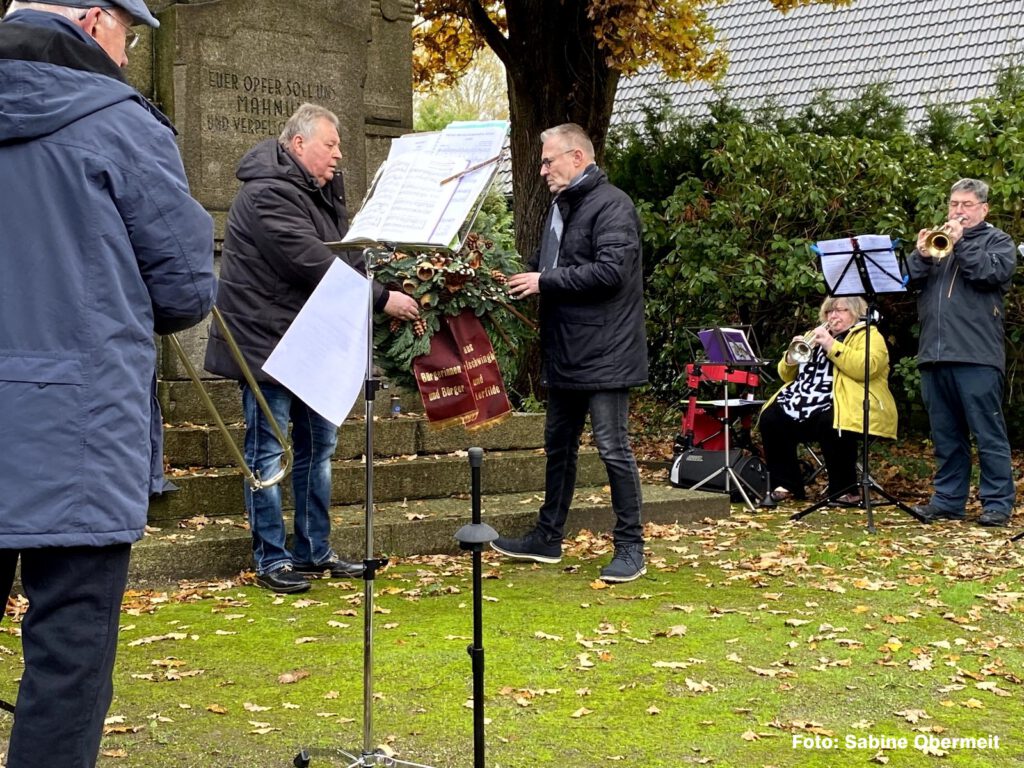 Gedenkfeier zum Volkstrauertag 2024 am Mahnmal in Dortmund-Bodelschwingh