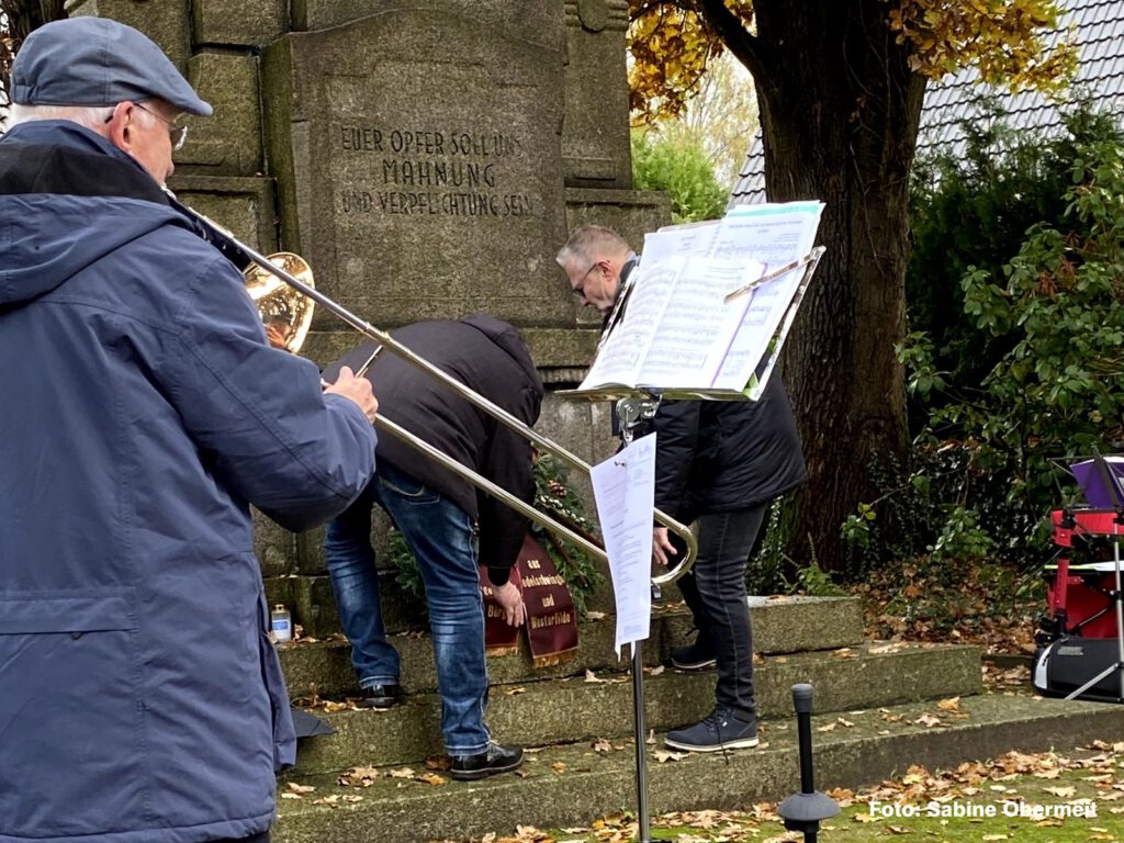 Gedenkfeier zum Volkstrauertag 2024 am Mahnmal in Dortmund-Bodelschwingh