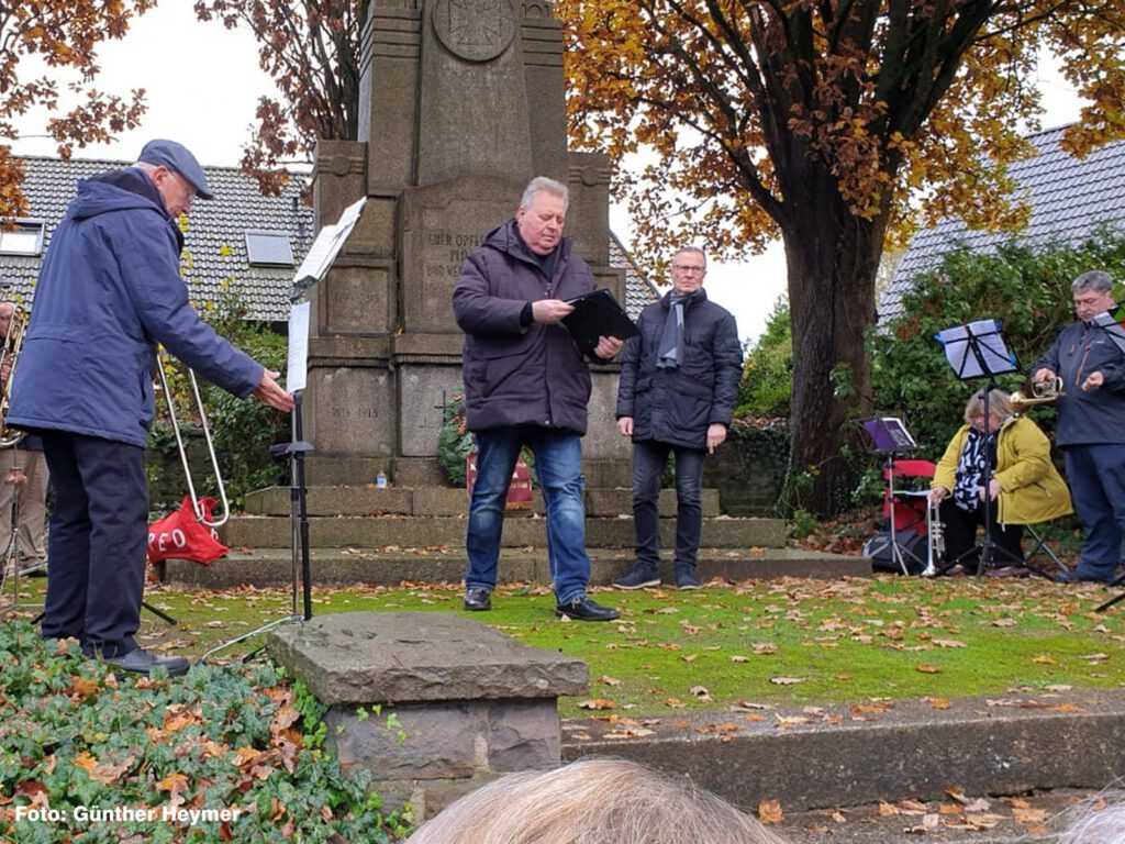 Gedenkfeier zum Volkstrauertag 2024 am Mahnmal in Dortmund-Bodelschwingh