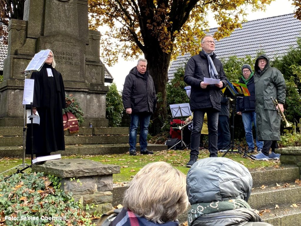 Gedenkfeier zum Volkstrauertag 2024 am Mahnmal in Dortmund-Bodelschwingh