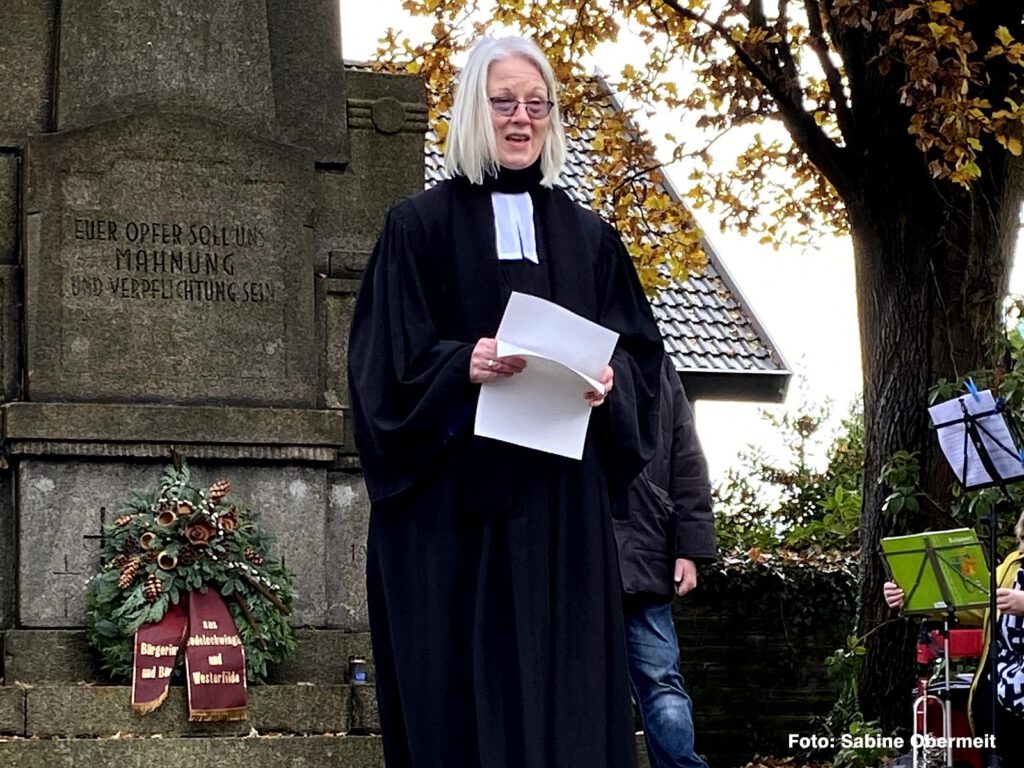 Gedenkfeier zum Volkstrauertag 2024 am Mahnmal in Dortmund-Bodelschwingh